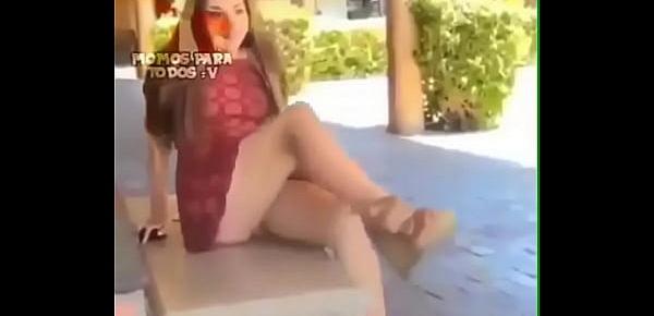  COLOMBIANA SACA SU TANGA EN PUBLICO *quedo sin ropa*